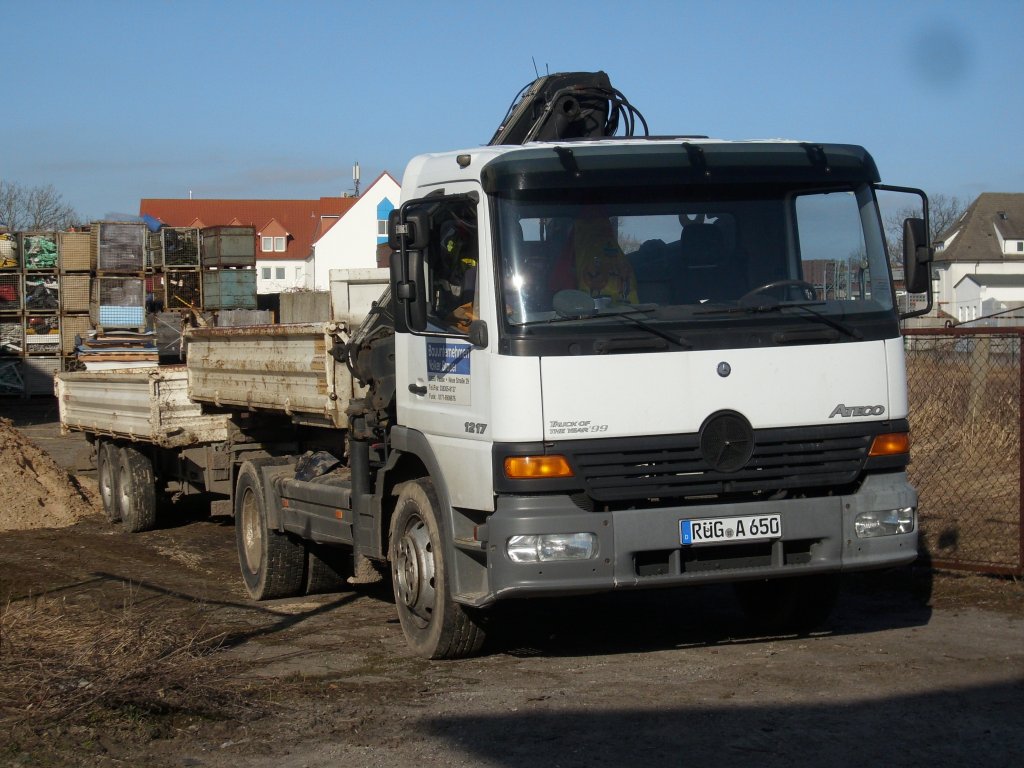 Mercedes-Kipper am 23.Mrz in Bergen/Rgen.