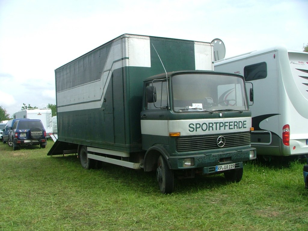 Mercedes LP Pferdetransporter.