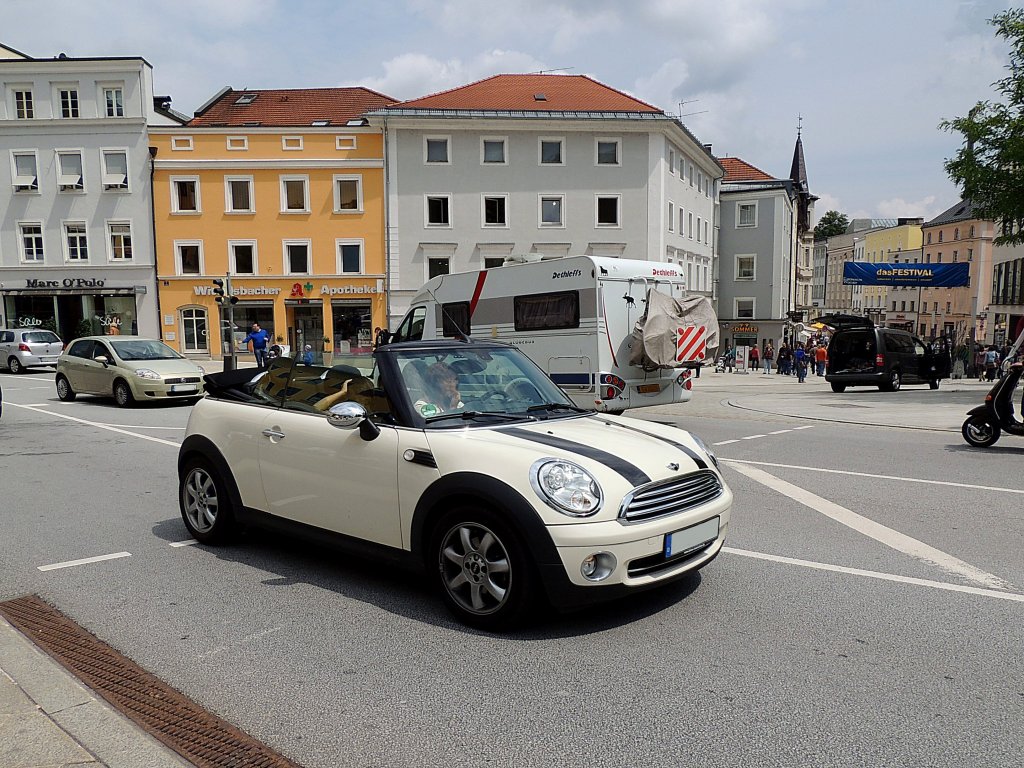 MINI-Cabrio im Stadtverkehr von Passau; 130629