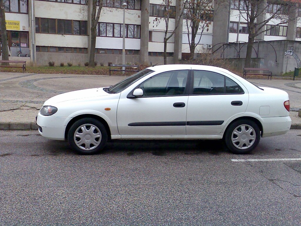 Nissan Almera sedan Seitenansicht.