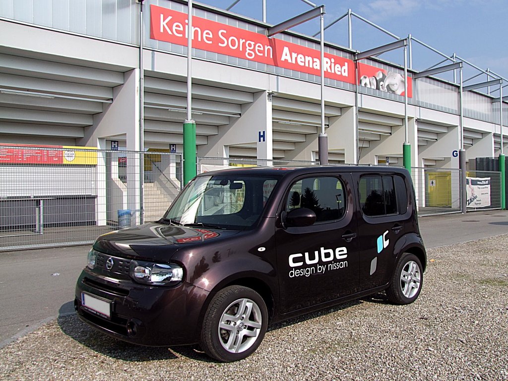 NISSAN CUBE vor der Keine-Sorgen-Arena-Ried;110224