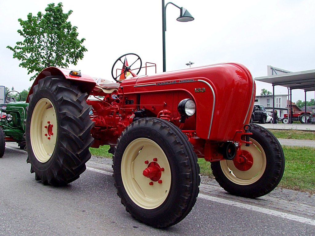 PORSCHE P133;hat die FahrgestellNr7726 un possiert bei der Oldtimerveranstaltung in St.Martin;110501