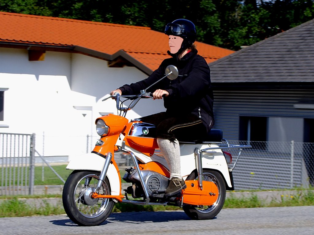 PUCH-Moped in zgiger Fahrt; 120805