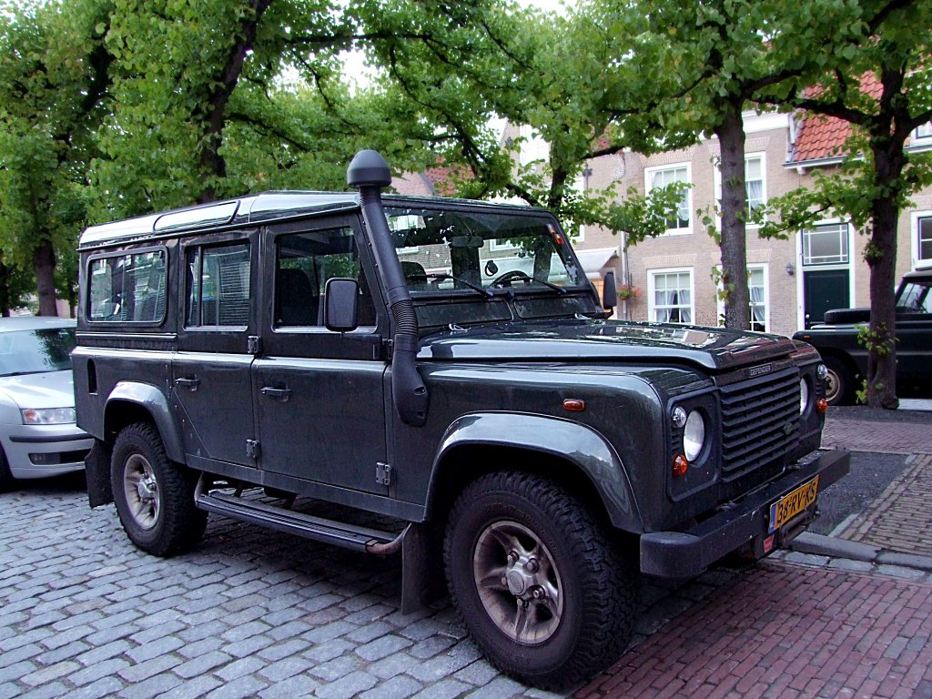 Range-Rover DEFENDER parkt in Willemstad/NL;100829