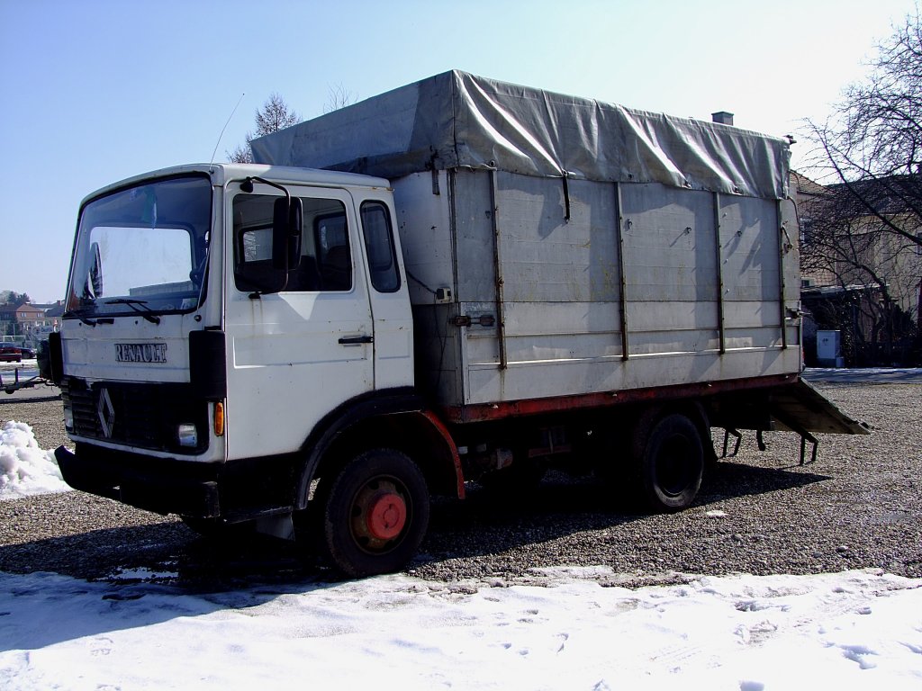 RENAULT mit Viehtransportaufbau; 120222