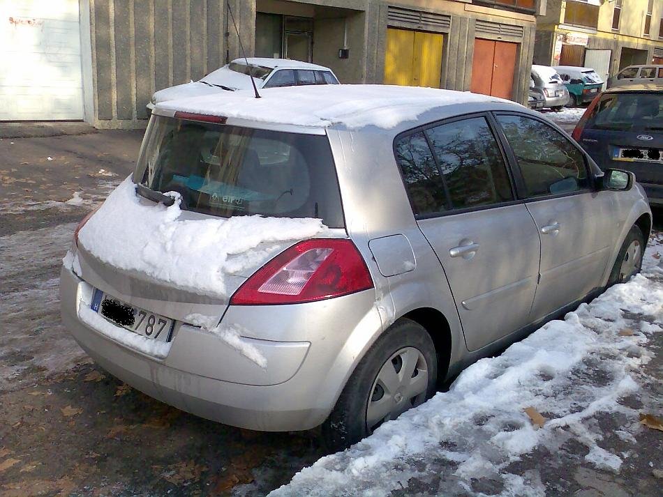 Schnee bedeckter Ranault Megane.