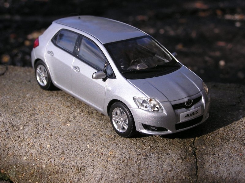 Toyota Auris in Massstab 1/43.