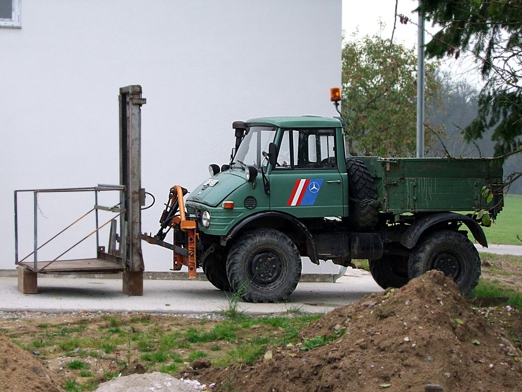 UNIMOG mit hydraulischer  Hebelift-konstruktion ;101024