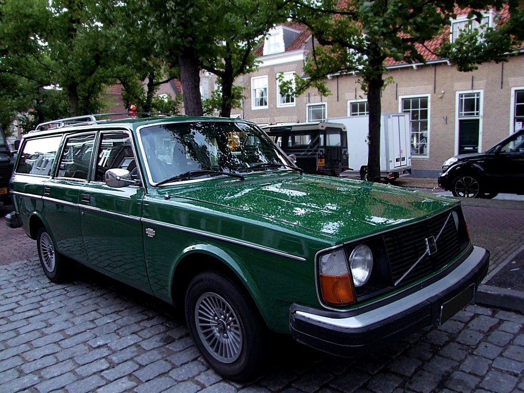 VOLVO-245DL parkt in Willemstad;100829