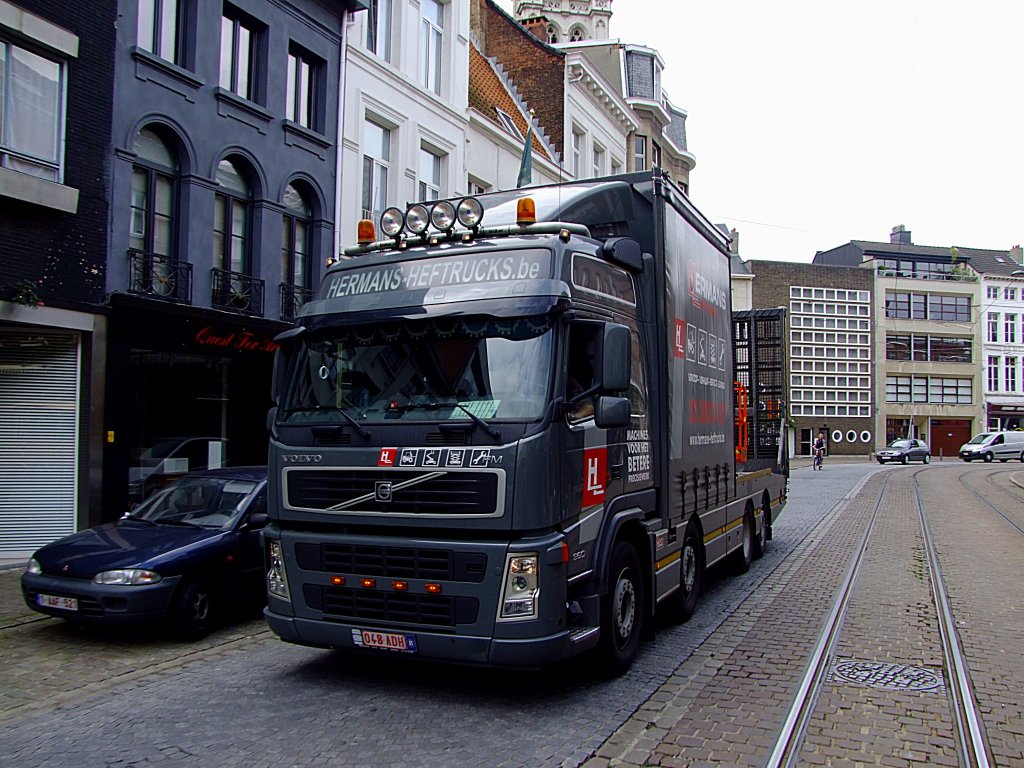 VOLVO-360 von Hermans-Heftrucks in der Innenstadt von Antwerpen;110831