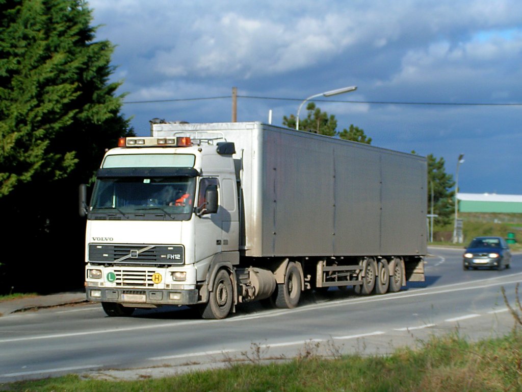 VOLVO-FH12 steuert Richtung Mannersdorf;101123