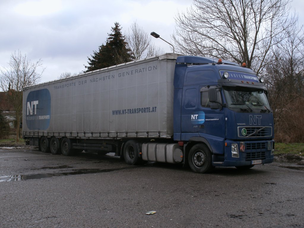 VOLVO-Sattelzug,am 19.Februar 2012,fotografiert in Bergen/Rgen.