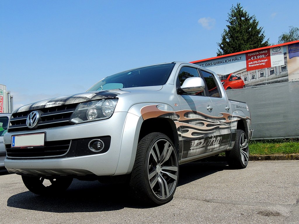 VW-Amarok mit Klebefolienbeschichtung; 120517