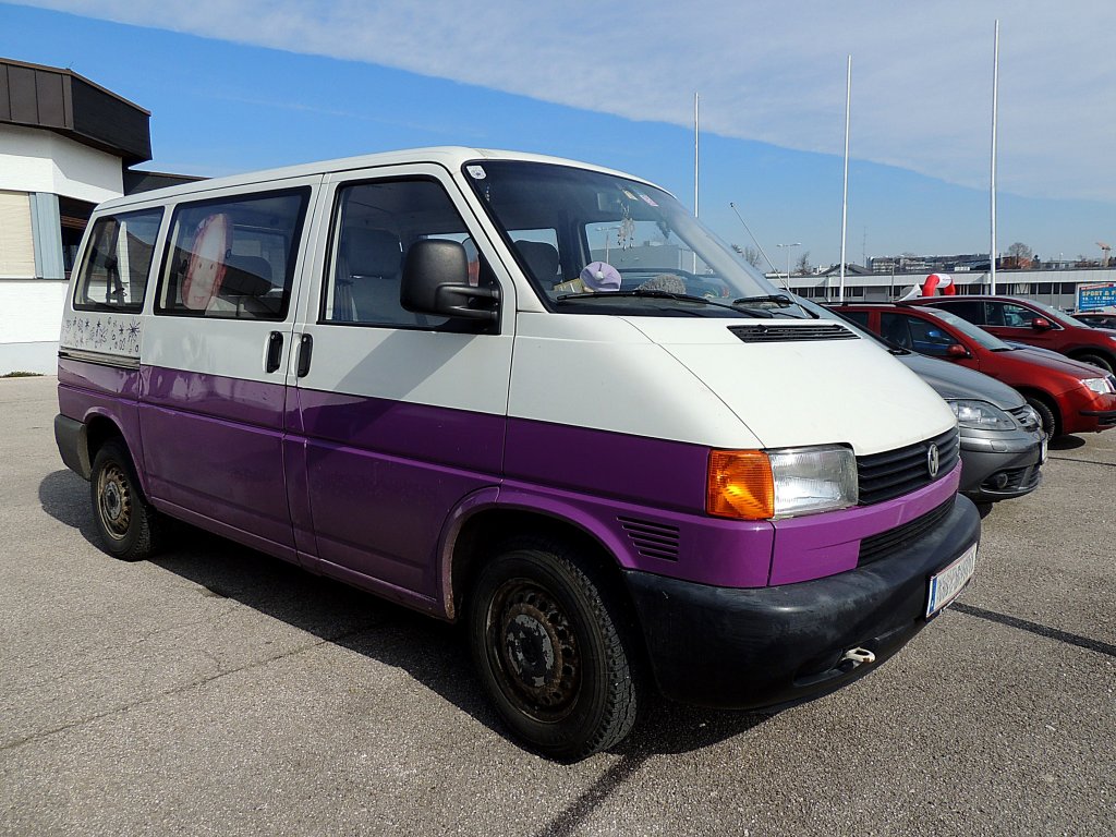 VW-T4, in zweifarbiger Lackierung; 130317