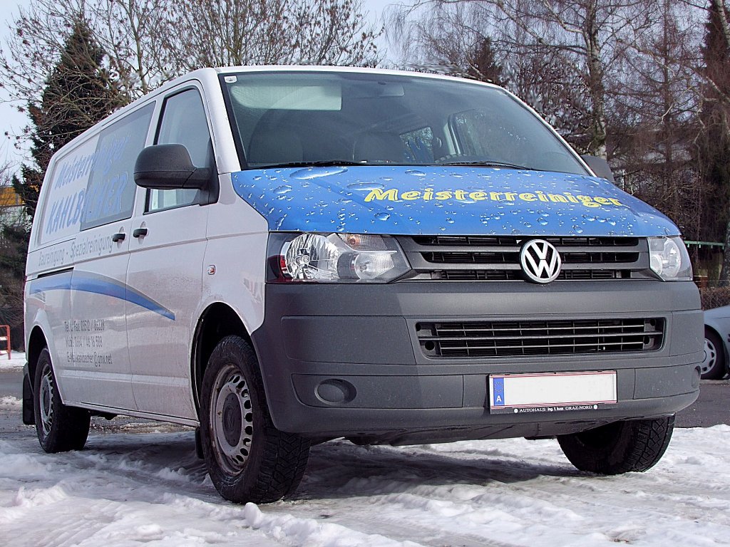 VW-T5 am Schneebedeckten Parkplatz;110204