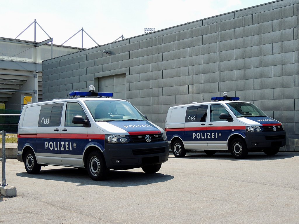 VW-T5 der sterr.Polizei im Doppelpack; 120517