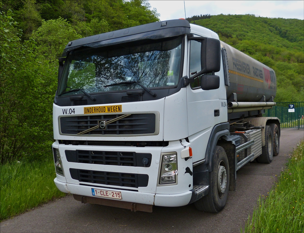  . An einer Baustelle stand dieser Volvo Lkw mit Treibstoff für die Arbeitsmachinen  bereit.  14.05.2016