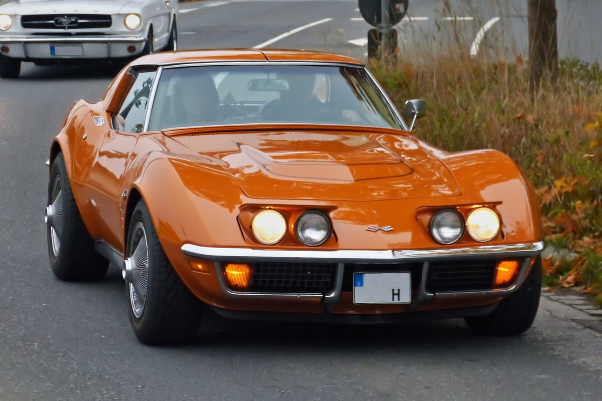  . Chevrolet Corvette nahm am 10.10.2015 an einer Oldtimerrundfahrt in Oberbayern teil.