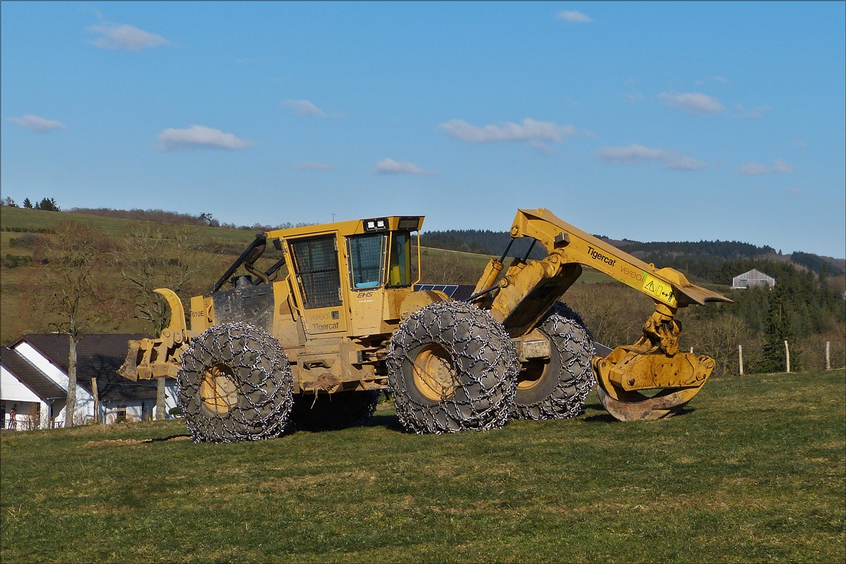  . Forsttraktor Tigercat  EHS 510 E gesehen auf einem Acker.  Februar  2018   (Hans)