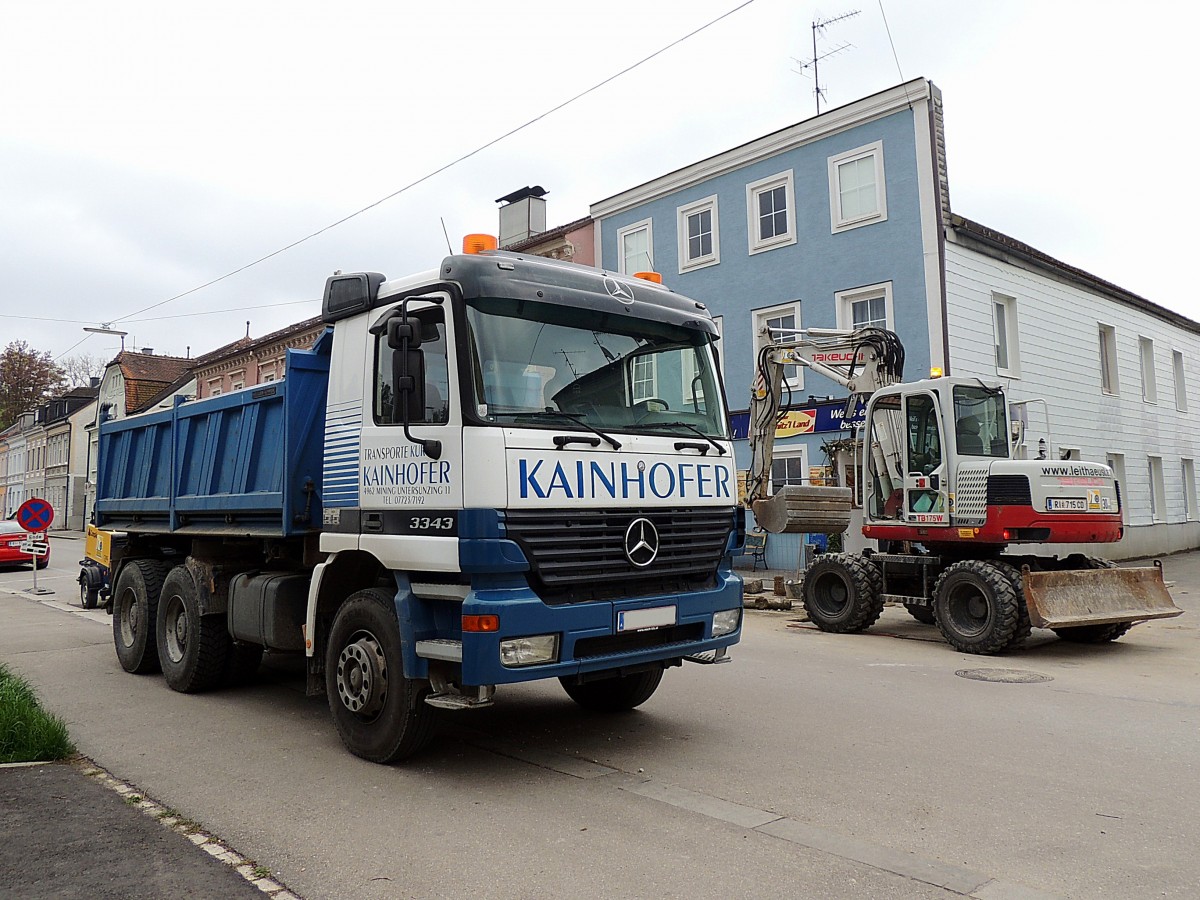 ACTROS-3343 bei einer Straßenbaustelle; 140429