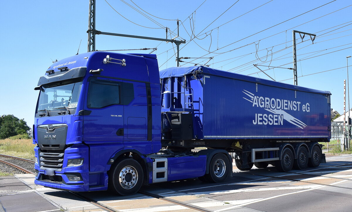 Agrodienst eG Jessen mit einem herrlich blauen Sattelkipper mit MAN TGX 18.480 Zugmaschine am 06.08.24 Bahnübergang Rodleben.