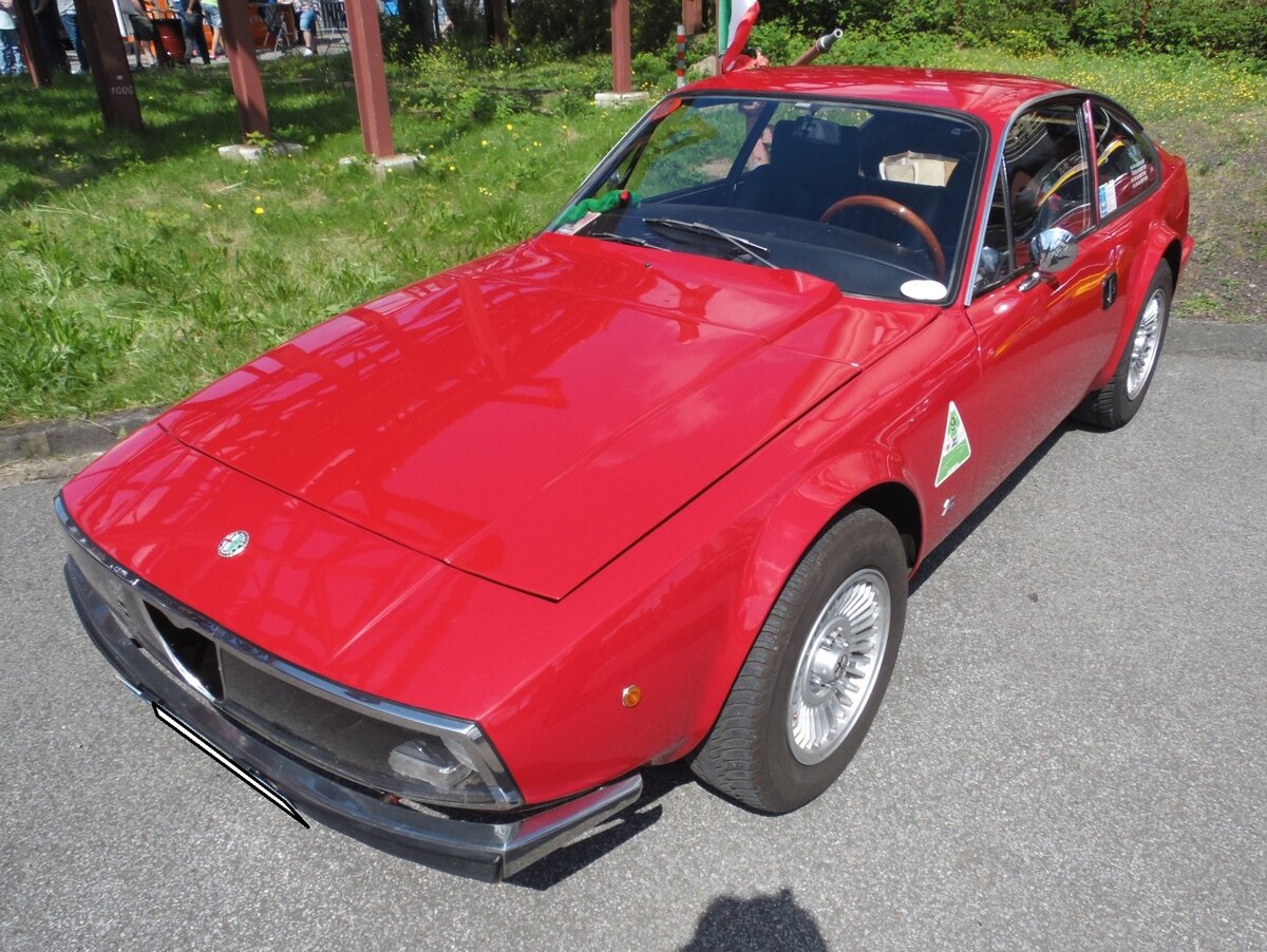 Alfa Romeo 1600 Junior Zagato aus dem Jahr 1973. Gebaut wurde das Modell in den Jahren von 1972 bis 1975. Der Junior Zagato wurde 1969 mit einem 1.3 Liter-Motor und einer Leistung von 89 PS vorgestellt. 1972 folgte ein modifizierter Zagato mit einem Hubraum von 1570 cm³ und einer Leistung von 109 PS. Vermutlich aufgrund seines recht hohen Anschaffungspreises, verkaufte sich dieses elegante Coupe lediglich 402 mal. Oldtimer-Revival auf dem Gelände der Kokerei Zollverein in Essen am 28.07.2024.