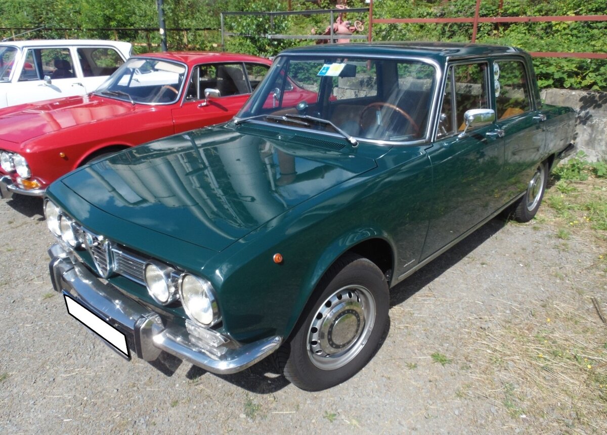 Alfa Romeo 1750 Berlina, gebaut von 1967 bis 1972 im Farbton verde inglese. Die Berlina 1750 gilt vielen Alfisti als die letzte klassische Alfa Romeo Limousine. Obwohl sie in dieser Version über 100.000 mal produziert wurde, ist sie heute fast ausgestorben. Der wassergekühlte Vierzylinderreihenmotor hat einen Hubraum von 1779 cm³ und leistet 118 PS. Diese Leistung reicht für eine Höchstgeschwindigkeit von 180 km/h. Oldtimer-Revival auf dem Gelände der Kokerei Zollverein in Essen am 28.07.2024.