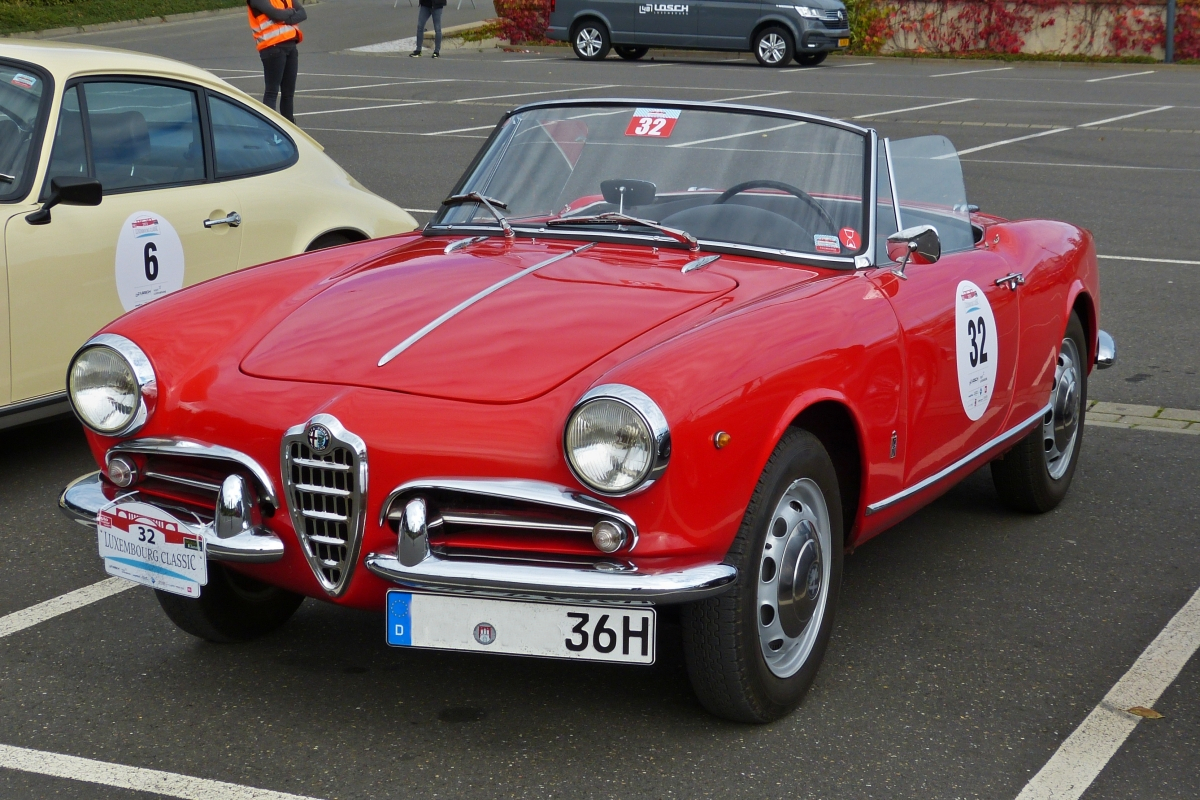 Alfa Romeo Giulietta Spider, BJ 1960,  wurde auf dem Parkplatz abgestellt. 01.10.2021