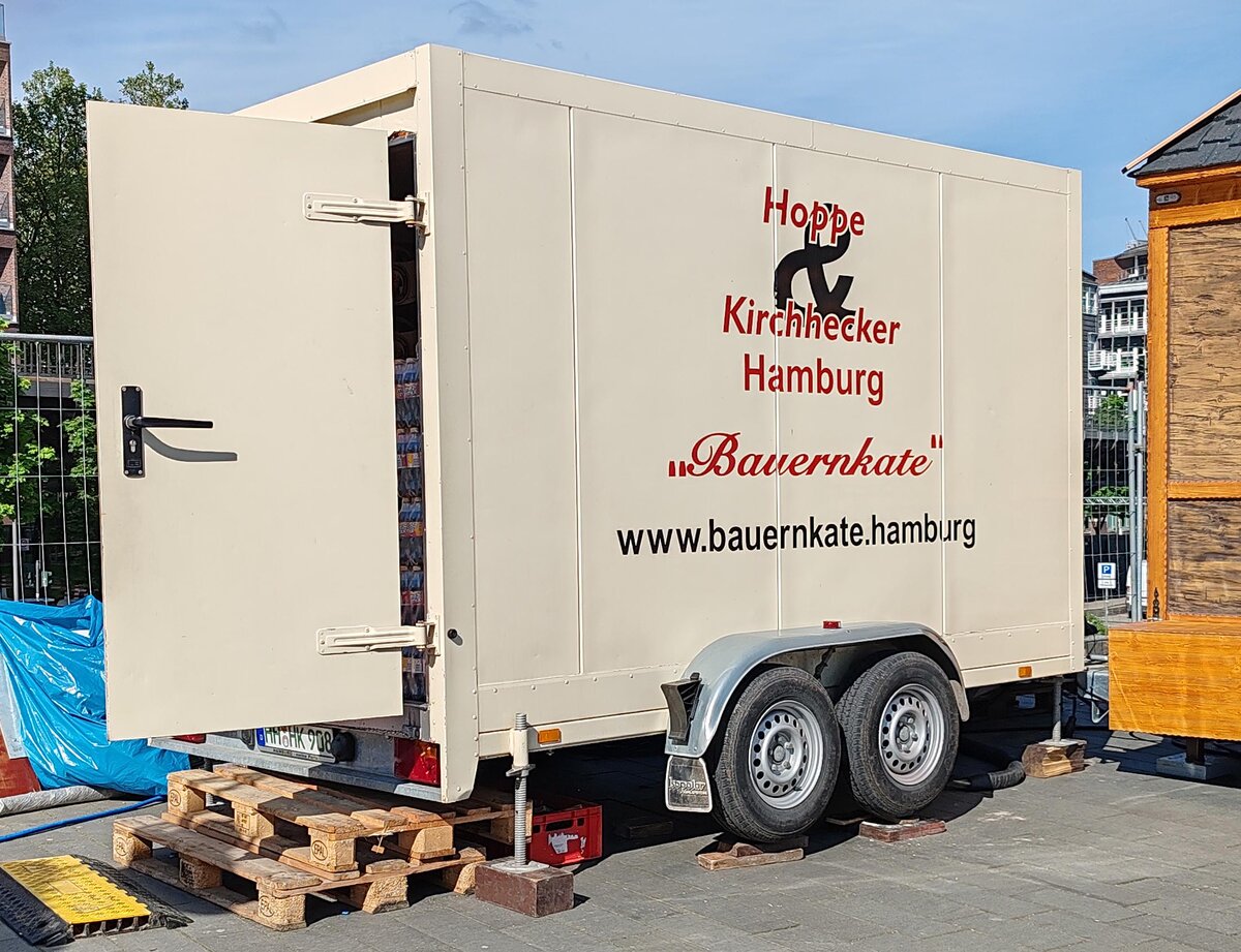 =Anhänger der BAUERNKATE HAMBURG, eingesetzt zum Hamburger Hafengeburtstag im Mai 2024