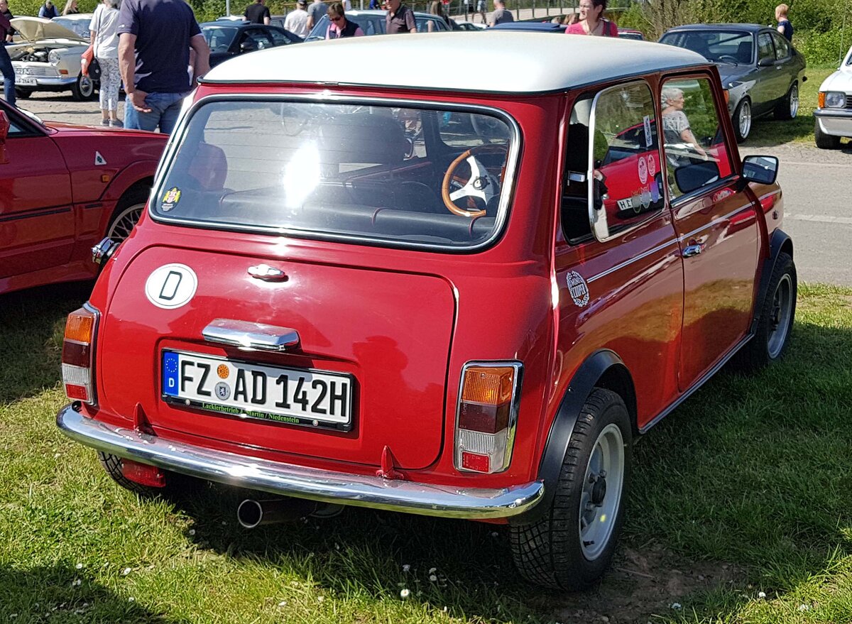 =Austin Mini steht bei der Oldtimerveranstaltung in Frankenberg/Eder. Mai 2024