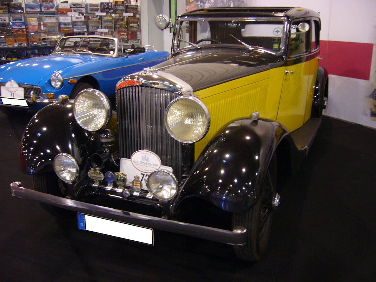 Bentley 3.5 Litre Saloon aus dem Jahr 1935. Produziert wurde der 3.5 Litre in den Jahren von 1933 bis 1936. Das Modell wurde von etlichen Coachworking-Betrieben eingekleidet. Insgesamt wurden nur 1.177 Einheiten dieses Modelles produziert. Der abgelichtete Saloon ist mit einer so genannten Werkskarosserie versehen. Diese  Werkskarosserien  wurden bei Park Ward im Londoner Stadtteil Willesden aufgebaut. Der Sechszylinderreihenmotor hat einen Hubraum von 3669 cm³ und leistet ca. 120 PS. Diese Motorleistung kann den fast 1.7 Tonnen schweren Bentley auf eine Höchstgeschwindigkeit von 145 km/h beschleunigen. Essen Motor Show am 04.12.2024.