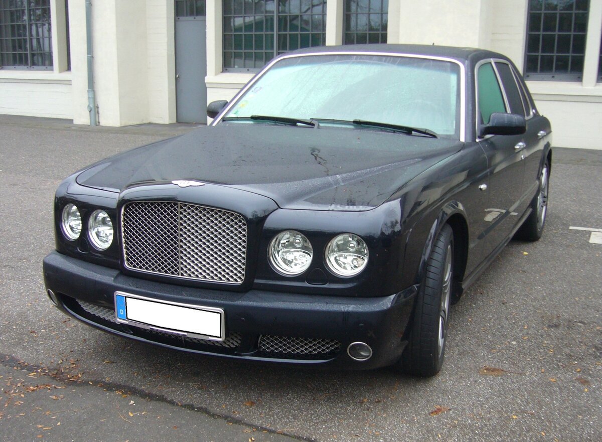 Bentley Arnage R, wie er von 2002 bis zum Produktionsende im Jahr 2010 gebaut wurde. Angetrieben wird diese Oberklassenlimousine von einem V8-Motor aus dem Hause Cosworth-BMW. Dieser  Achtender  hat einen Hubraum von 4398 cm³ und leistet 354 PS. Besucherparkplatz der Classic Remise Düsseldorf am 01.11.2024.