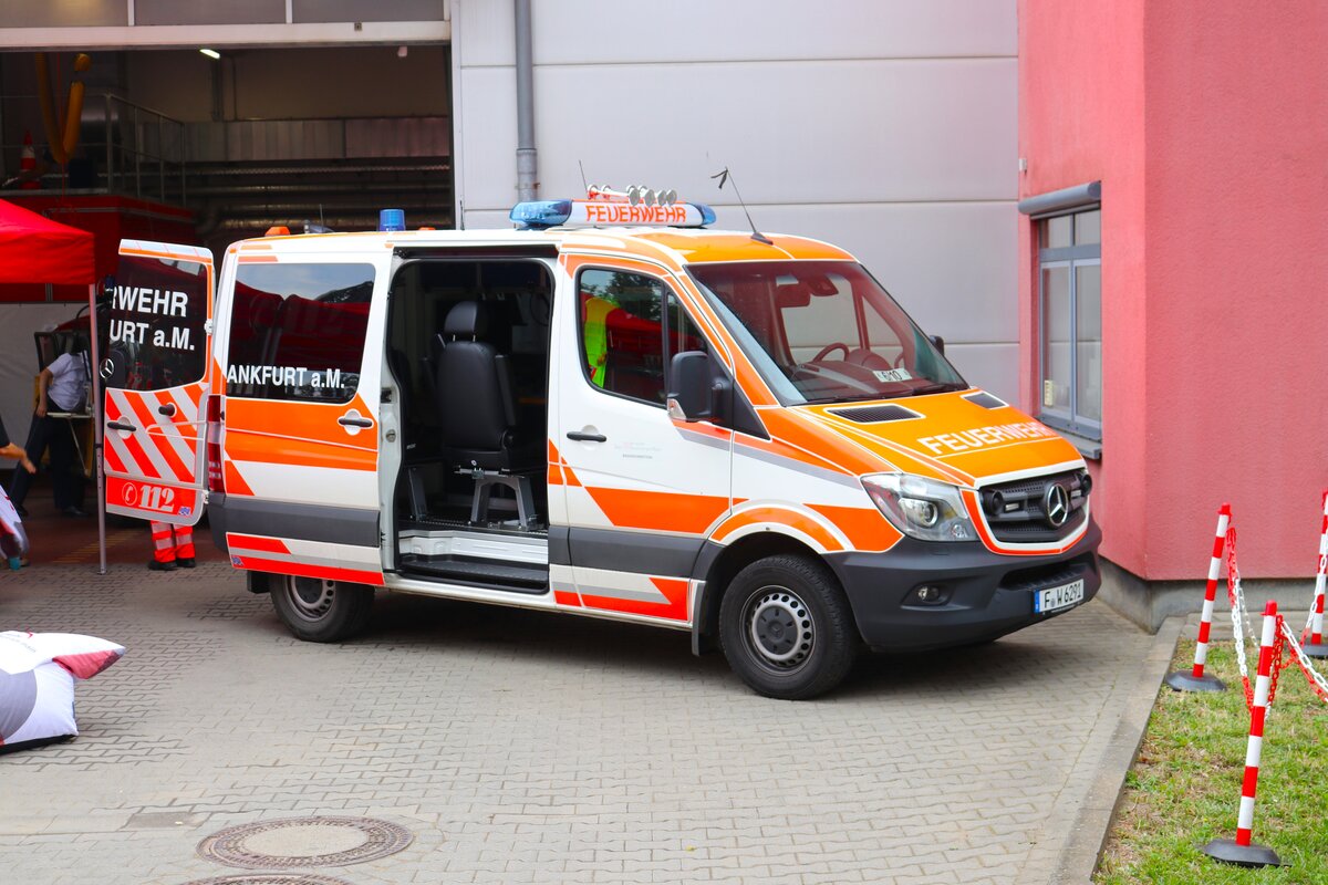 Berufsfeuerwehr Frankfurt am Main Mercedes Benz Sprinter ELW C-Dienst (Florian Frankfurt 6/10) am 21.07.24 in Frankfurt am Main beim Tag der offenen Tür der Wache 40