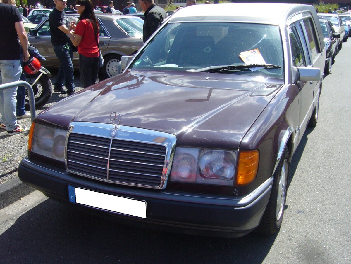 Bestattungsfahrzeug auf der Basis eines Mercedes Benz W124. Der Aufbau zu diesem Bestattungsfahrzeug erfolgte durch das Karosseriewerk Rappold in Wülfrath/Kreis Mettmann. Das im Jahr 1948 von Eugen Rappold gegründete Unternehmen kennt man hauptsächlich für seine Bestattungswagen auf der Basis von Opel und Mercedes Benz Fahrgestellen. Oldtimer Revival auf dem Gelände der Kokerei Zollverein am 28.07.2024.