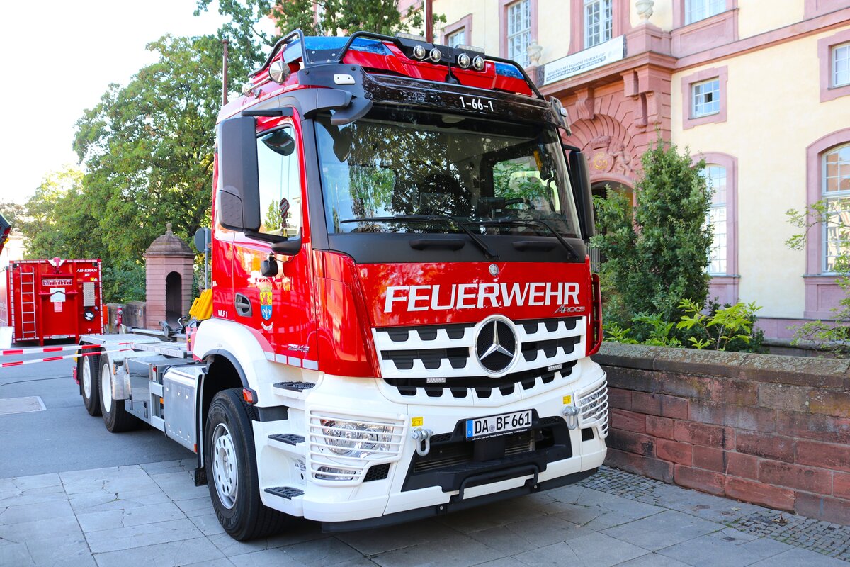 BF Darmstadt Mercedes Benz Arocs WLF1 am 07.09.24 beim Blaulichttag in Darmstadt