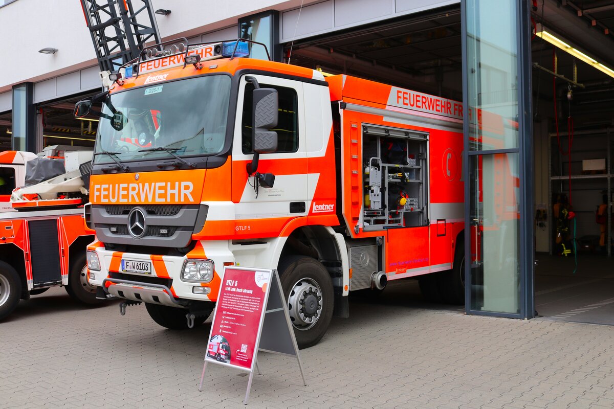 BF Frankfurt am Main Mercedes Benz Actros GTLF (Florian Frankfurt 3/25-1) am 05.05.24 in Frankfurt beim Tag der offenen Tür der Wache 3