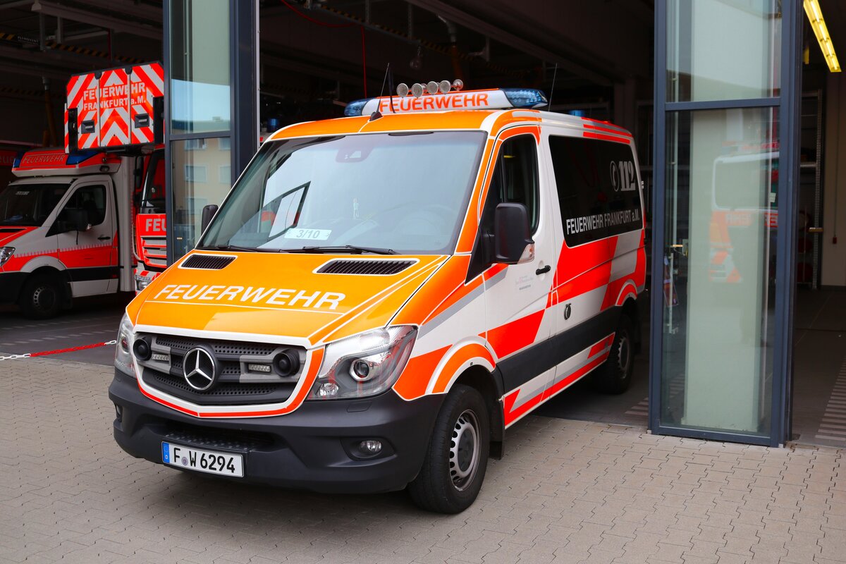 BF Frankfurt am Main Mercedes Benz Sprinter ELW C-Dienst (Florian Frankfurt 3/10) am 05.05.24 in Frankfurt beim Tag der offenen Tür der Wache 3