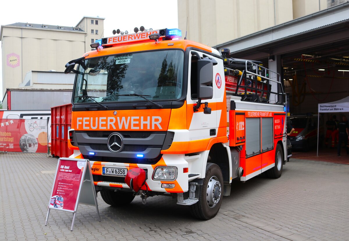 BF Frankfurt am Main Mercedes Benz Actros GW-Boot (Florian Frankfurt 40/58-1) am 21.07.24 beim Tag der offenen Tür an der BF Wache 40 