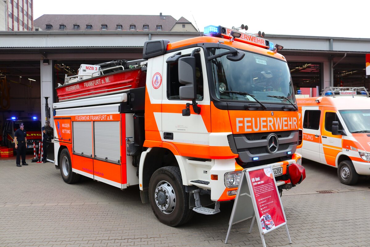 BF Frankfurt am Main Mercedes Benz Actros GW-Boot (Florian Frankfurt 40/58-1) am 21.07.24 beim Tag der offenen Tür an der BF Wache 40 