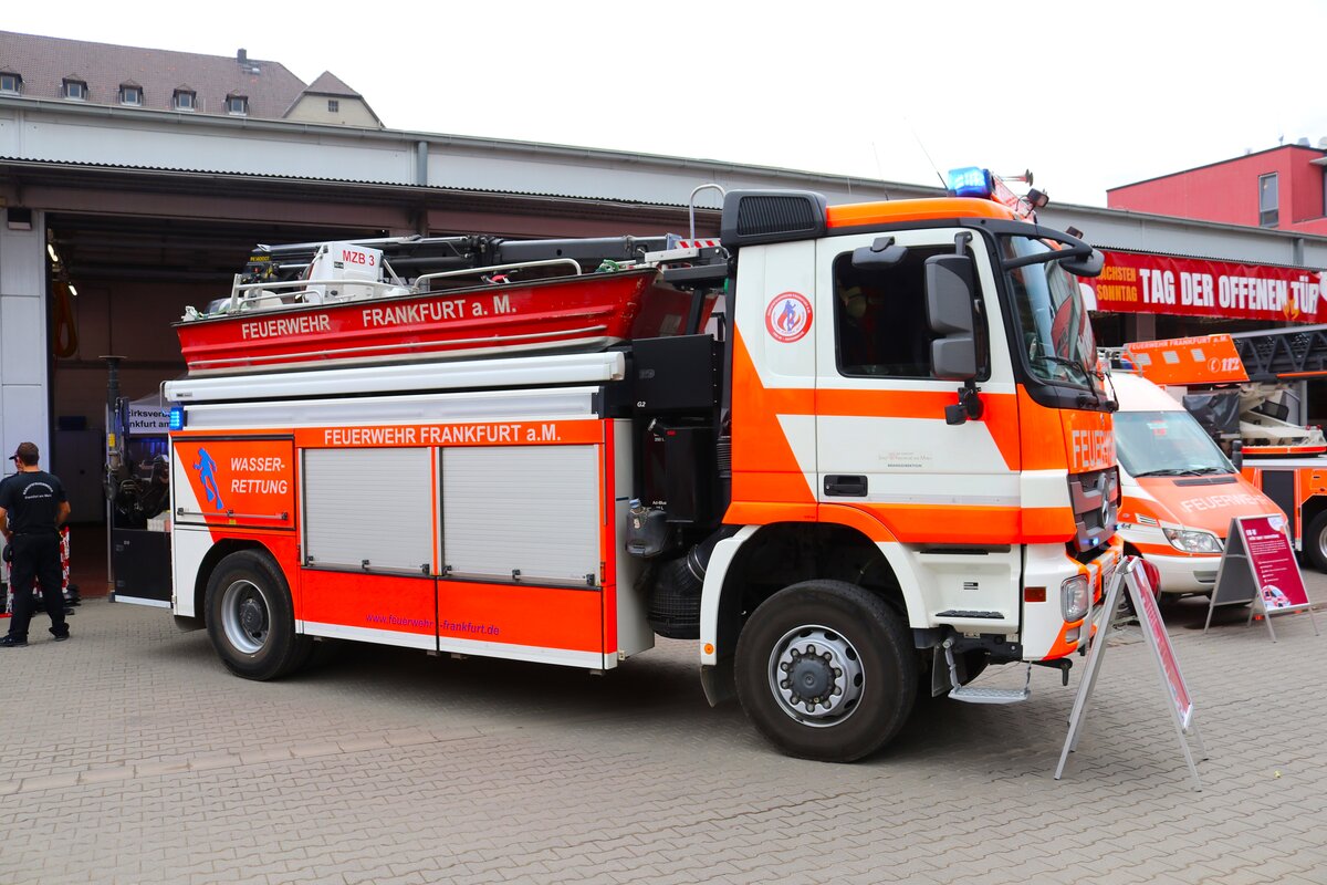 BF Frankfurt am Main Mercedes Benz Actros GW-Boot (Florian Frankfurt 40/58-1) am 21.07.24 beim Tag der offenen Tür an der BF Wache 40 