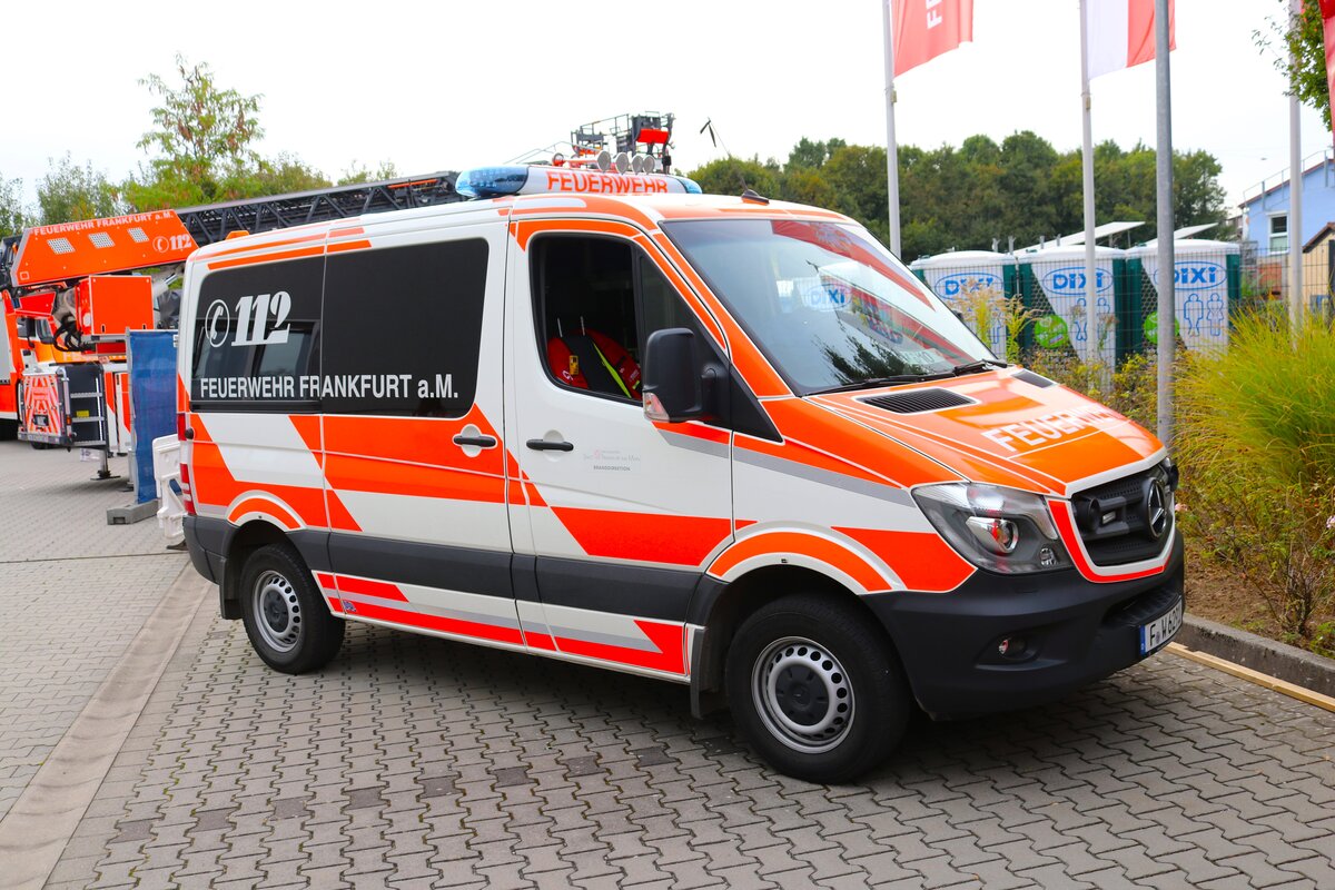 BF Frankfurt am Main Mercedes Benz Sprinter ELW C-Dienst 6/10 beim Tag der offenen Tür am 22.09.24 der Wache 30