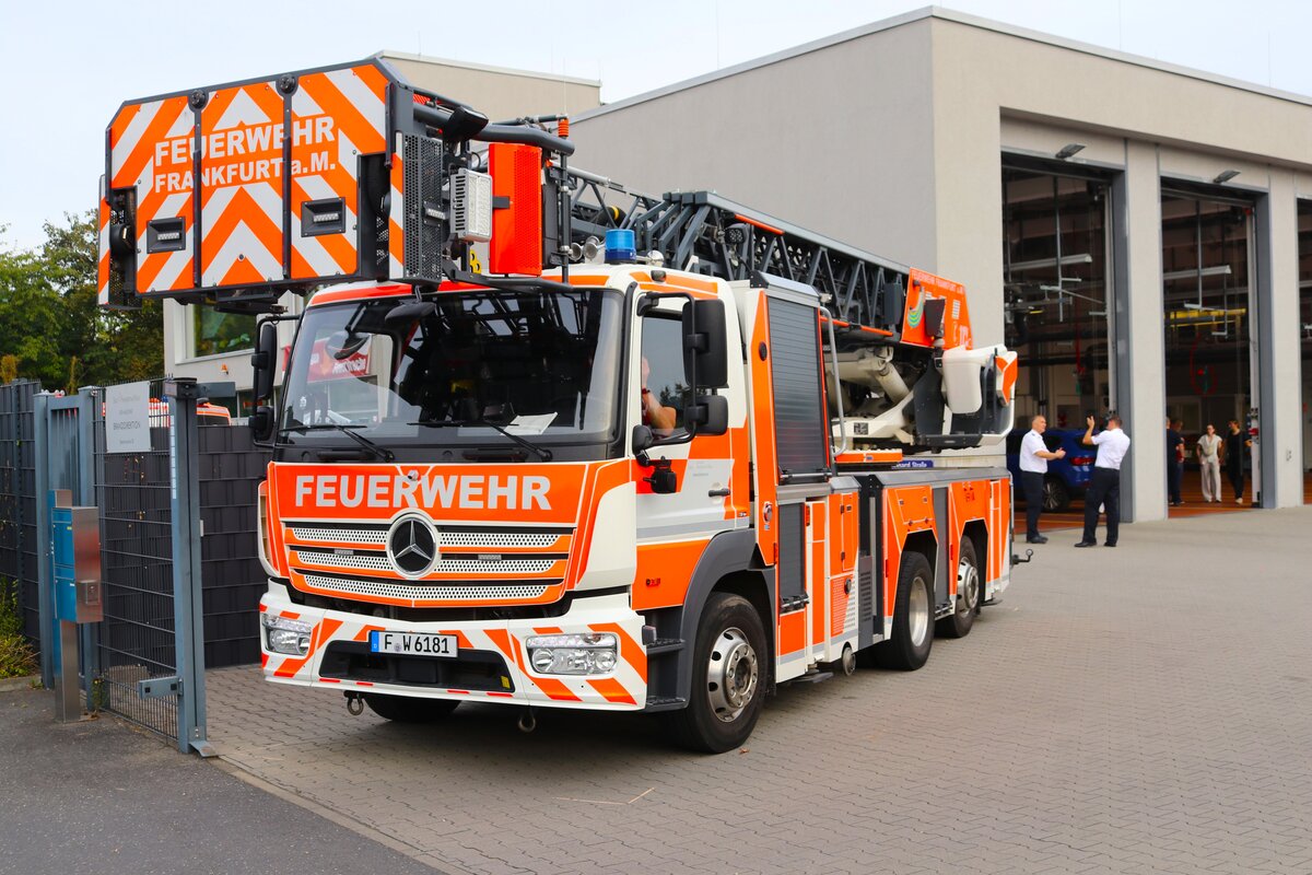 BF Frankfurt am Main Wache Mercedes Benz Atego DLK23/12 Reserve Tag der offenen Tür am 22.09.24