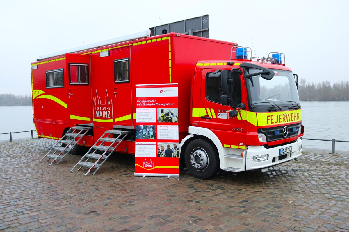 BF Mainz Mercedes Benz Atego ELW2 am 31.12.24 beim Silvesterschwimmen in Mainz 