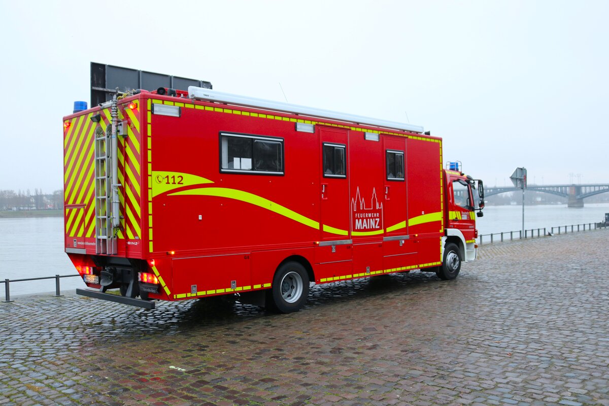 BF Mainz Mercedes Benz Atego ELW2 am 31.12.24 beim Silvesterschwimmen in Mainz