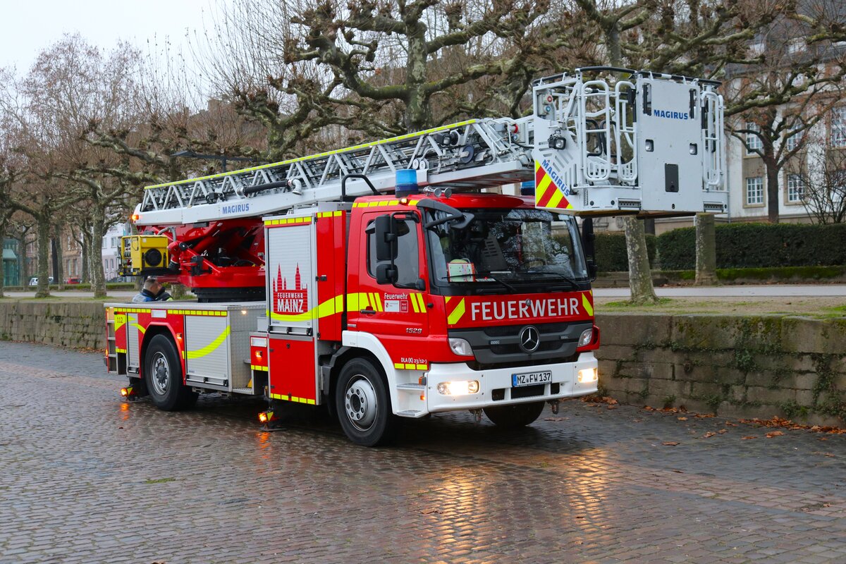 BF Mainz Mercedes Benz Atego DLK am 31.12.24 beim Silvesterschwimmen in Mainz