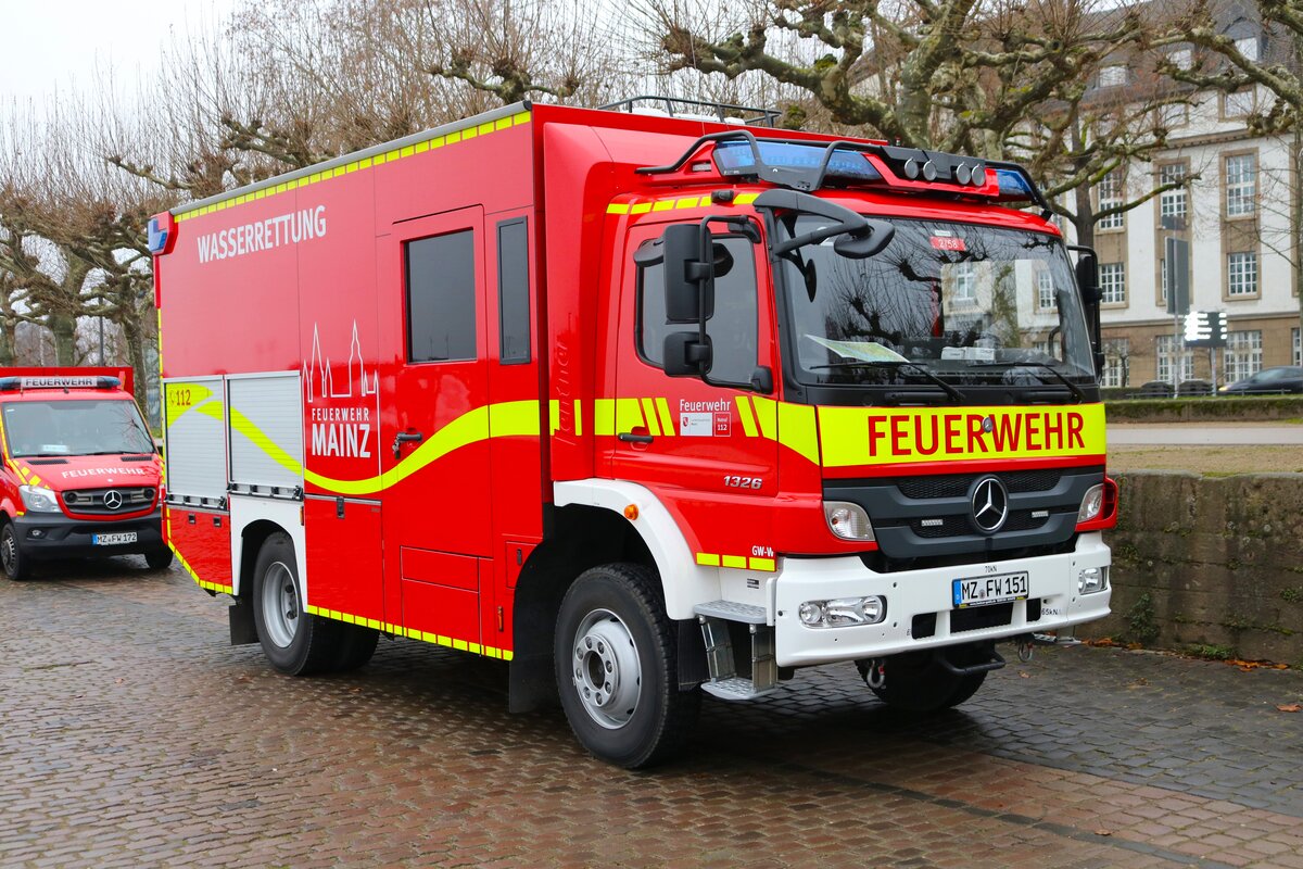 BF Mainz Mercedes Benz Atego GW-Wasserrettung am 31.12.24 beim Silvesterschwimmen in Mainz