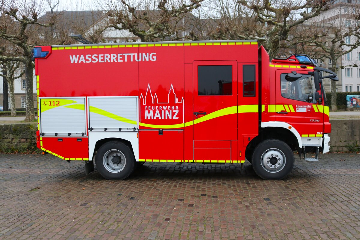 BF Mainz Mercedes Benz Atego GW-Wasserrettung am 31.12.24 beim Silvesterschwimmen in Mainz