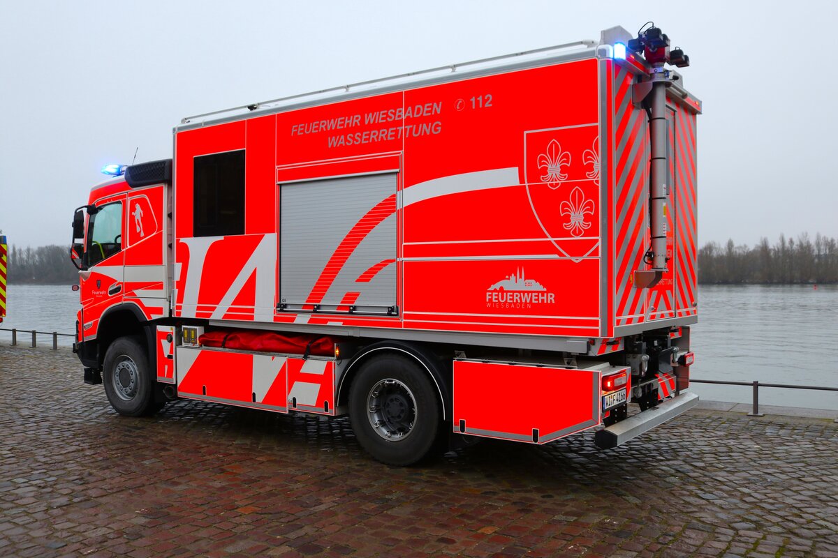 BF Wiesbaden Volvo FMX GW-Wasserrettung am 31.12.24 beim Silvesterschwimmen in Mainz