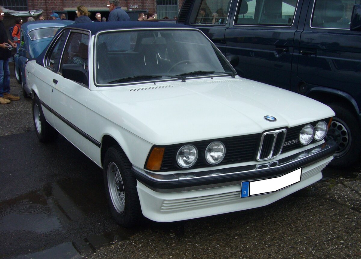 BMW E21 323i TC aus dem Jahr 1979 im Farbton chamonixweiß. Die Modellreihe E21 wurde 1975 vorgestellt und war sofort ein Verkaufsschlager. Im Jahr 1978 kam mit dem 323i das Topmodell dieser Baureihe auf den Markt. Seit Herbst 1977 verwandelte die Karosseriefabrik Baur in Stuttgart die 3´er BMW in Hardtop Cabriolets Diese besaßen zwischen Frontscheibe und Überrollbügel ein herausnehmbares Dachteil, sowie über dem Rücksitz ein Faltverdeck. Trotz des Aufpreises von ca. DM 6.000,00 entstanden rund 3.000 solcher TC genannten Fahrzeuge (alle lieferbaren Motorisierungen). Der Sechszylinderreihenmotor des 323i hat einen Hubraum von 2315 cm³ und leistet 143 PS. Die Höchstgeschwindigkeit wurde damals mit 192 km/h angegeben. 16. Oldtimer-Festival an der  Alten Dreherei  in Mülheim an der Ruhr am 16.06.2024.