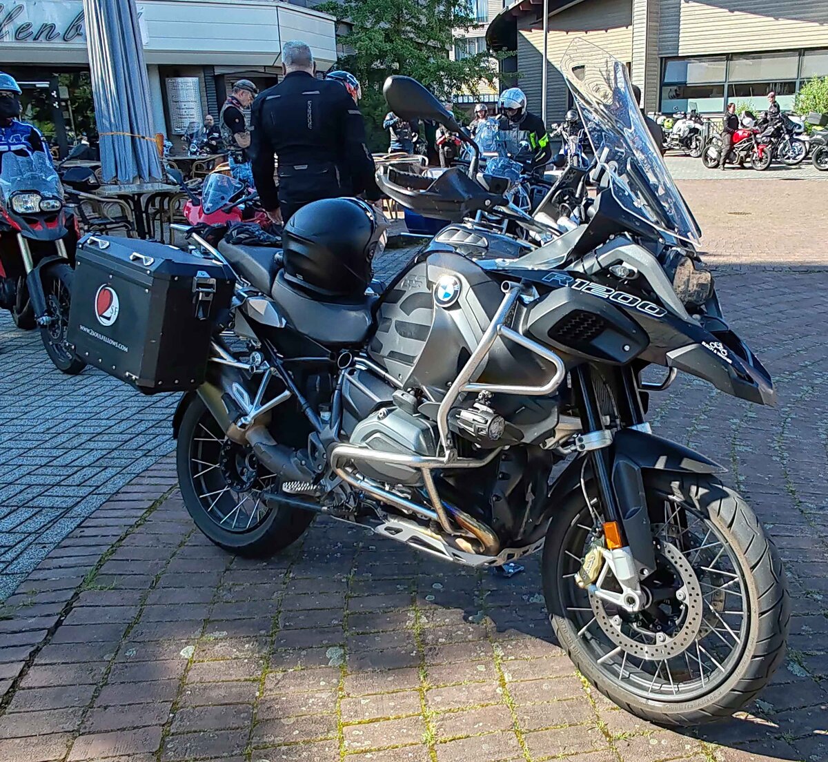 =BMW R 1200 steht abfahrbereit zur geführten Tour vom Konrad-Zuse-Hotel in Hünfeld, 07-2024